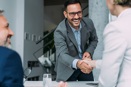 Handshake zufriedene Kunden