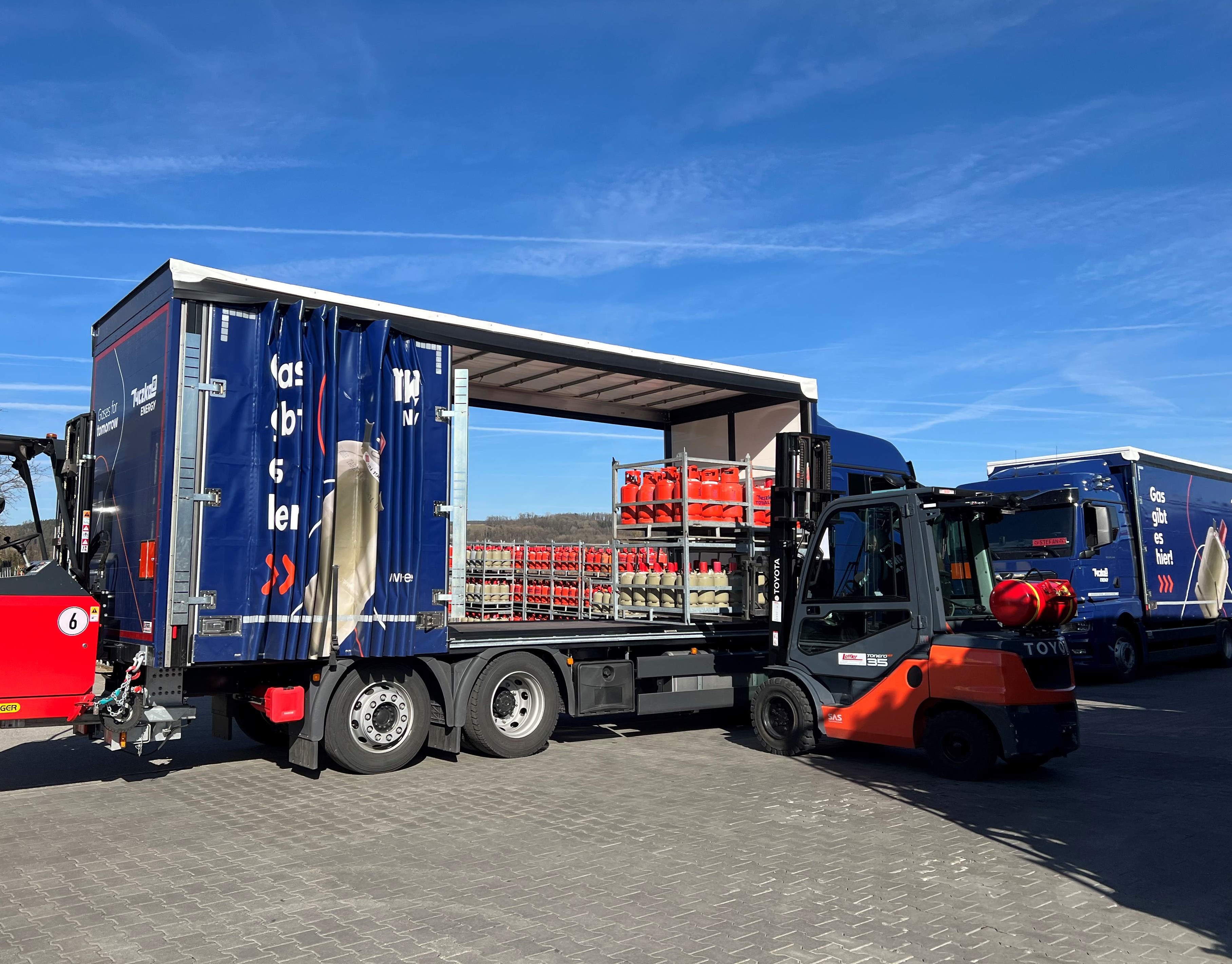 LKW Header Verladung Gasflaschen